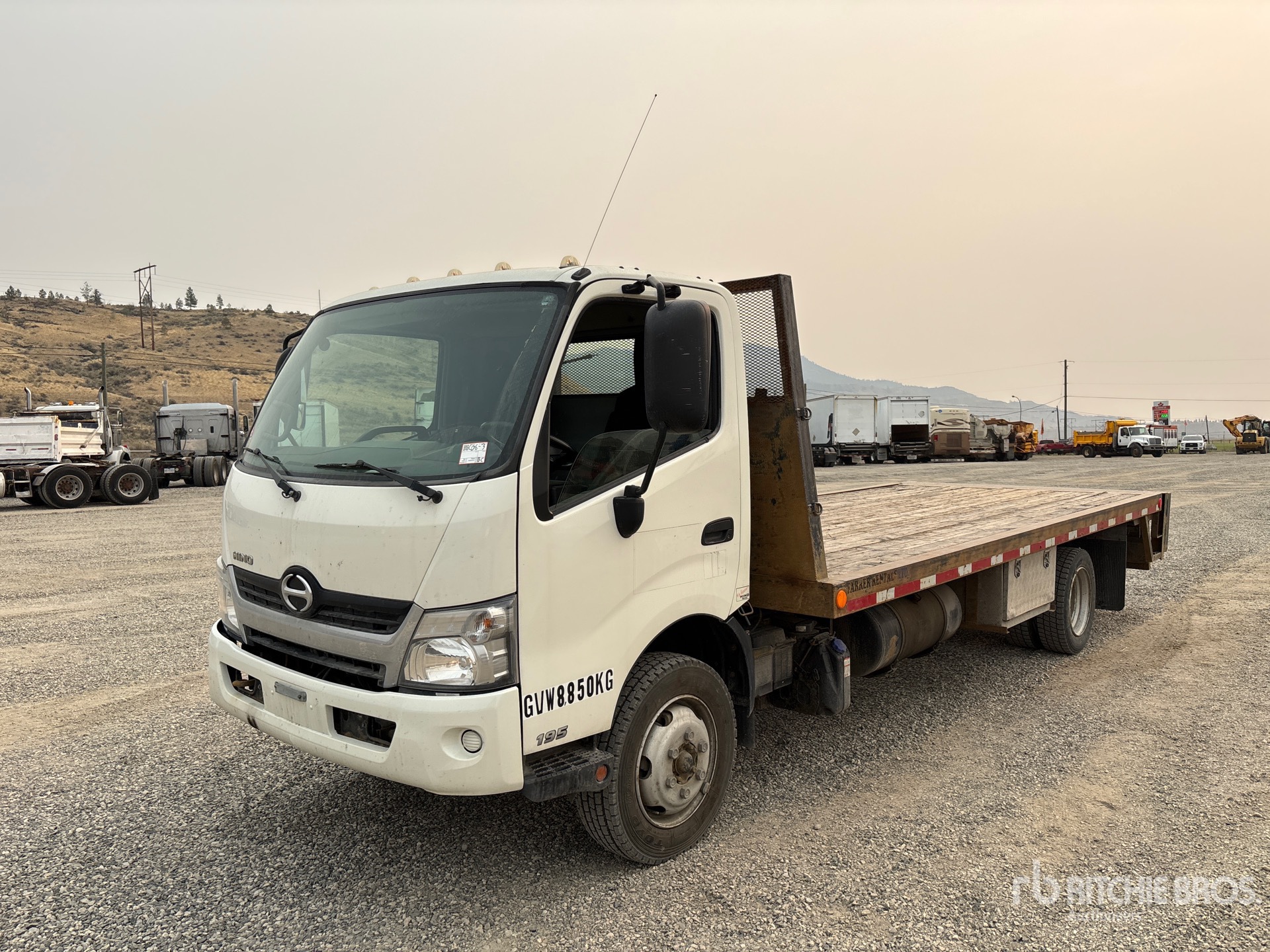 2016 Hino 195 4x2 Camion à Plateau