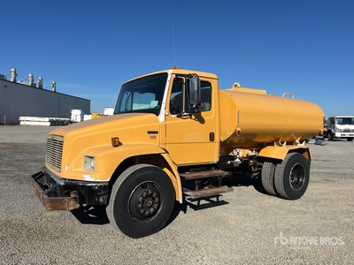 2001 Freightliner FL70 4x2 Camion à eau