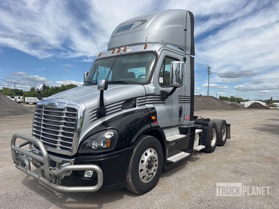 2017 Freightliner Cascadia 113 6x4 T/A Day Cab Truck Tractor