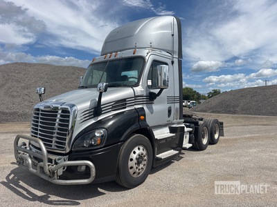 2017 Freightliner Cascadia 113 6x4 T/A Day Cab Truck Tractor