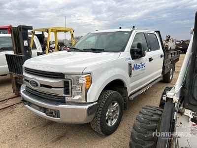 2017 Ford F-250 XLT 4x4 Crew Cab Ciężarówka z płaską platformą