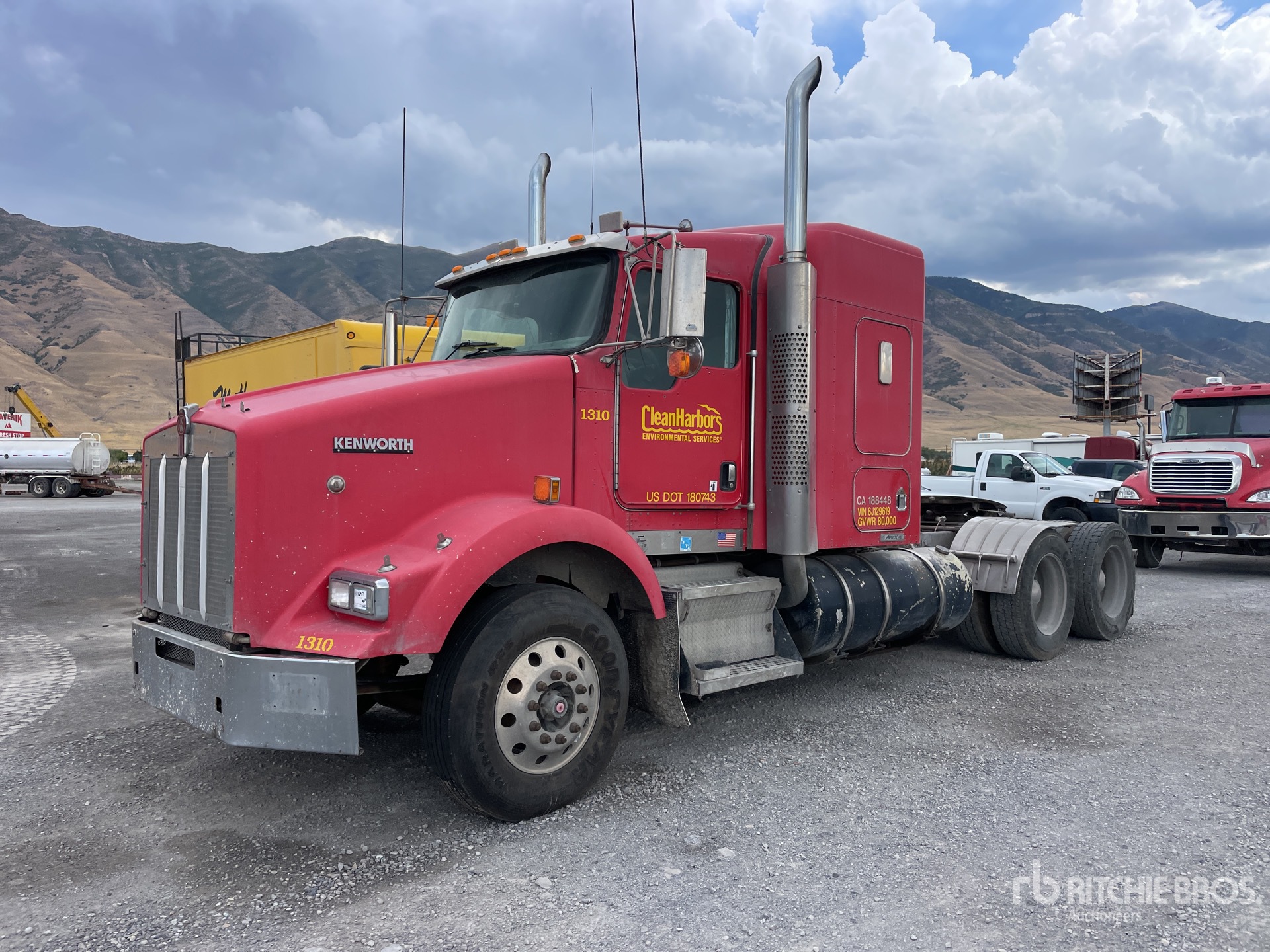 2006 Kenworth T800 6x4 T/A Sleeper Truck Tractor (Inoperable)