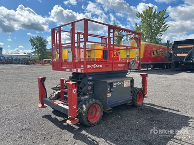 2013 Skyjack SJ6832 RT 4x4 Dual Fuel Elevador de tijera