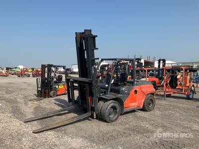 2018 Toyota 8FD80U 16100 lb Pneumatic Tire Forklift