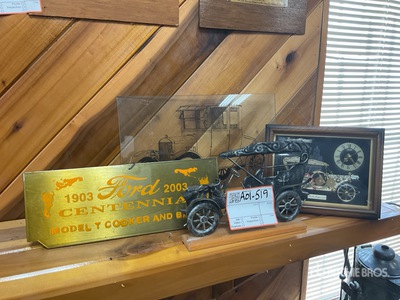 Quantity of misc Model T collectables Antiguedades