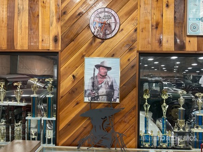 John Wayne clock w/ collectables Antichità