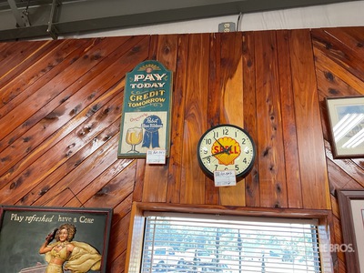 Shell Clock with Pabst Blue Ribbon Sign Antiguedades