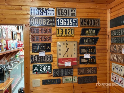 Coca Cola Clock with Collectable Tags Antichità