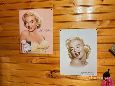 Quantity of (2) Marilyn Monroe tin wall deco Antichità