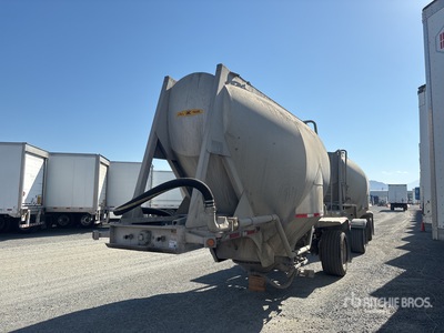 1997 J & L S/A Pneumatic Bulk Trailer