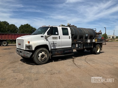 2006 GMC 7500 1635 gal 4x2 Crew Cab شاحنة مياه مسطحة