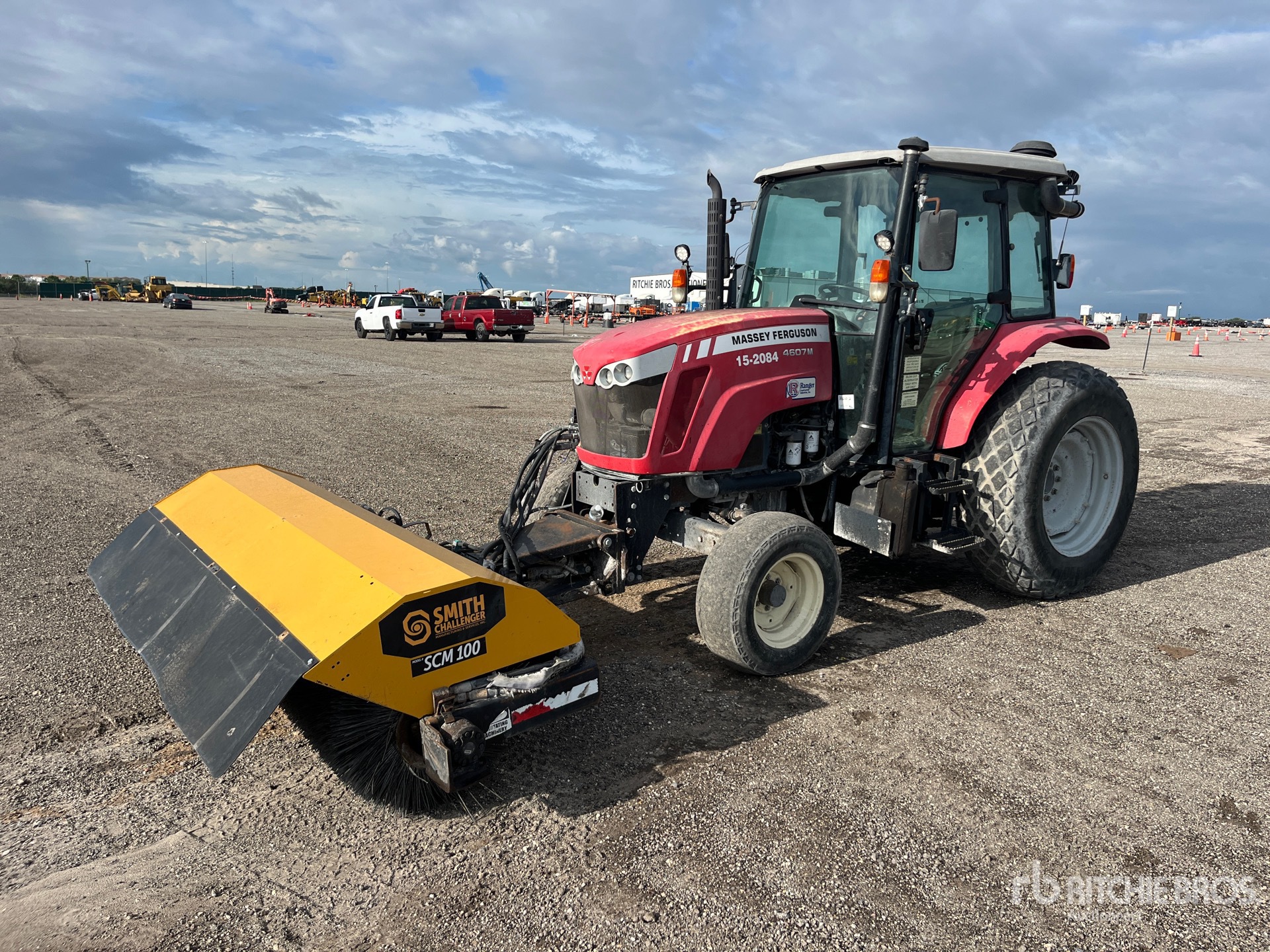 2017 Massey Ferguson MF4607M Tracteur balai