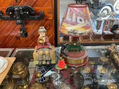 Quantity of Lionel Lamp with Collectables Antichità