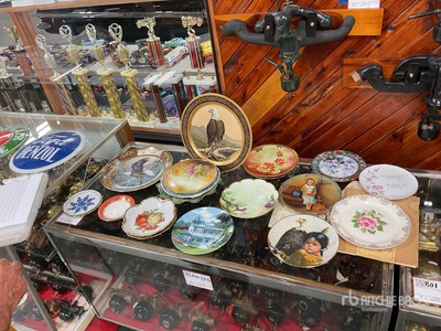 Quantity of decorative plates