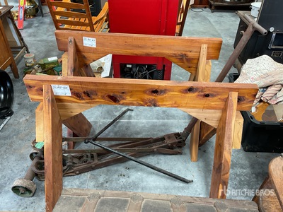 Quantity of (2) cedar saw horses Antichità