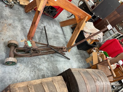 Weaver Low-way antique floor jack w/ Model T tow bar Antichità