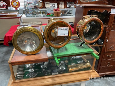 Quantity of (2) headlight displays Antiguedades