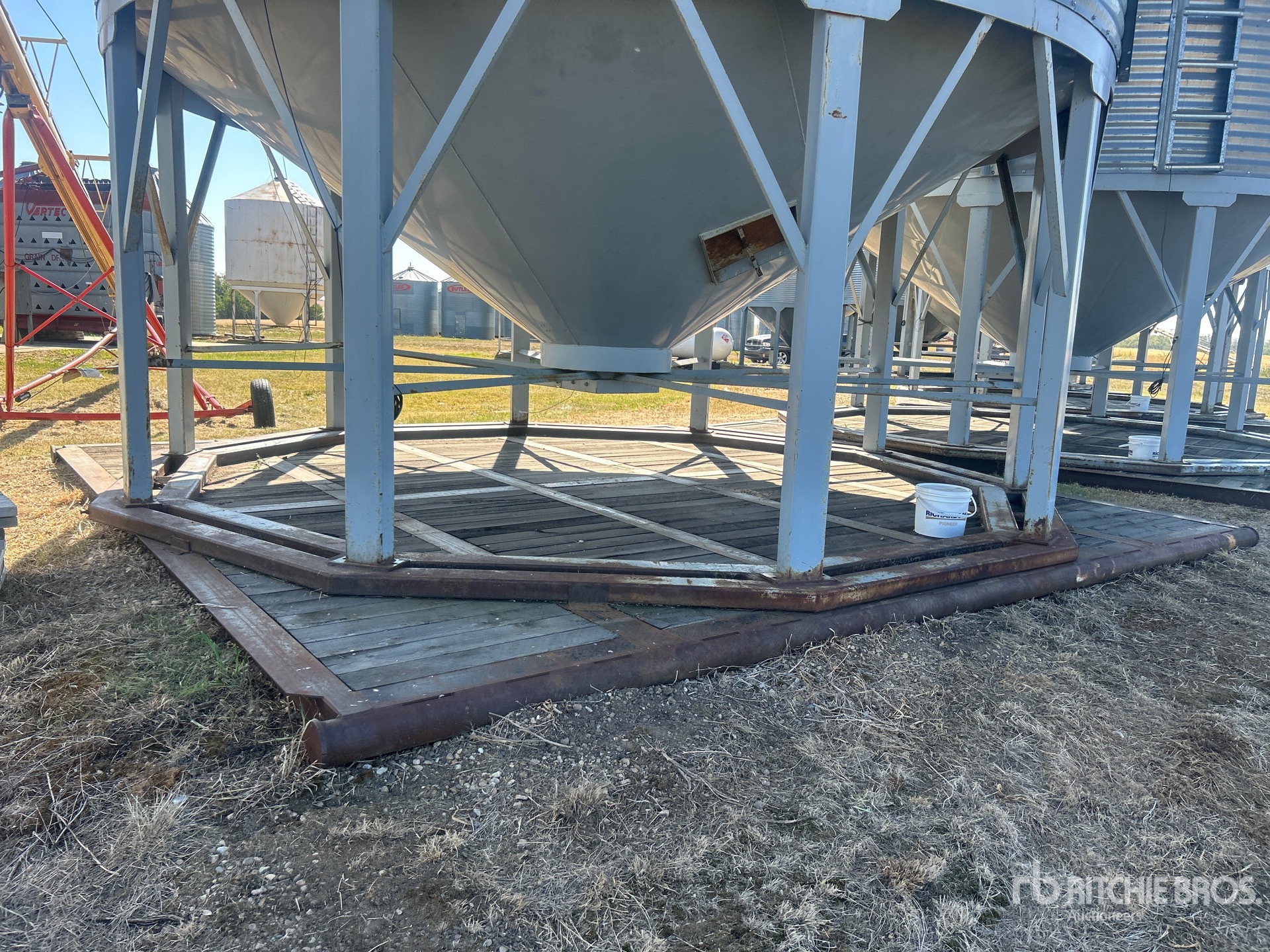 Custom Built 16 ft x 16 ft Rig Varios, manejo de grano