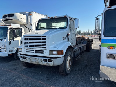 1998 International F8100 6x4 Roll-Off Truck (Inoperable)