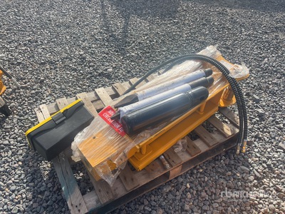 2025 BLK 680 ローダーバックホー用油圧ハンマー (Unused)