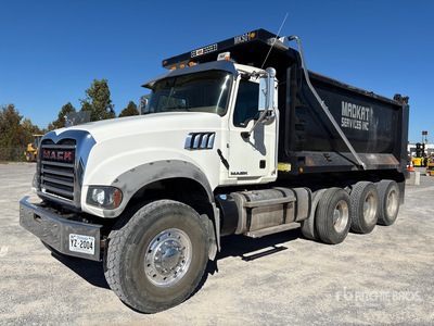 2015 Mack GU713 8x4 Camion à benne basculante Tri/E