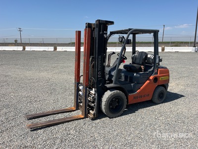 2015 Toyota 8FGU30 6000 lb Pneumatic Tire Wózek widłowy