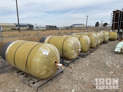 Quantity of (8) Fiberglass タンク