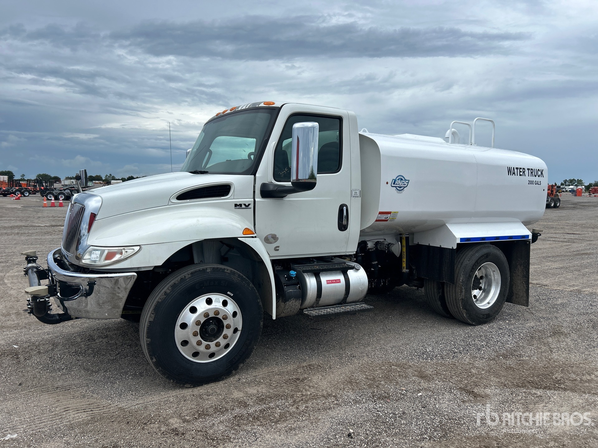 2020 International MV 607 2000 gal 4x2 Autocarro per acqua