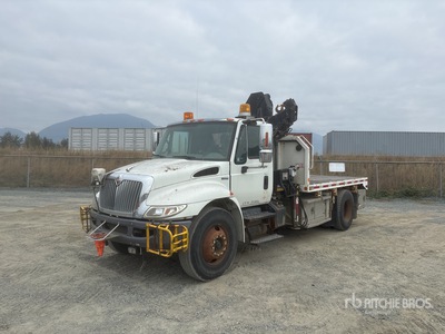 Hiab 111-3 Hiduo Articulated Boom on 2011 International 4300 6x2 Kranwägen