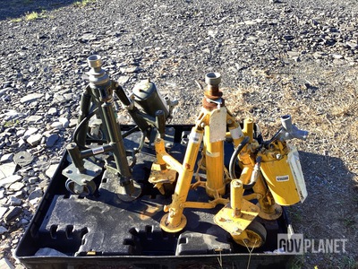 (1) Malabar 50K25177 & (1) Columbus Jack 50K25177 Hydraulic Jacks
