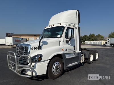 2018 Freightliner Cascadia 6x4 T/A Day Cab Truck Tractor