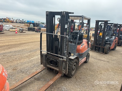 1999 Toyota 42-6FGU25 3750 lb Cushion Tire Chariot Élévateur