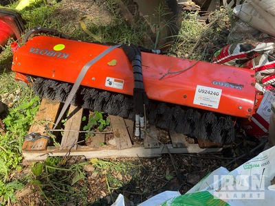 Kubota V5260 60 in 清掃車 - Fits Kubota RTV's (equipped with front hitch)