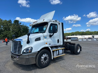 2017 Freightliner Cascadia 113 4x2 S/A Day Cab Truck Tractor