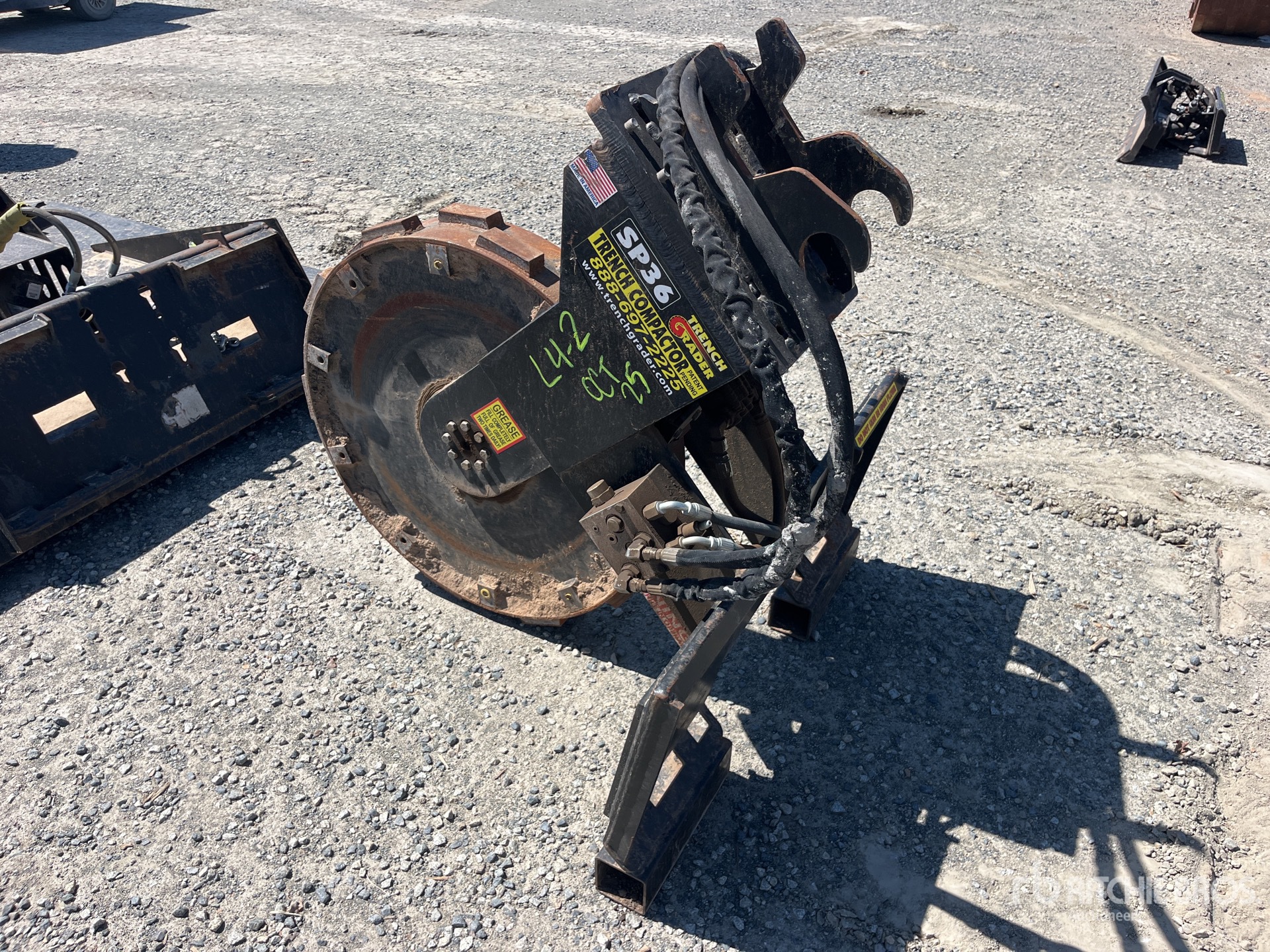 Trench Grader SP-36 Backhoe/Skid Steer 6 in Vibratory Compaction Wheel Varios, implementos de compactacion