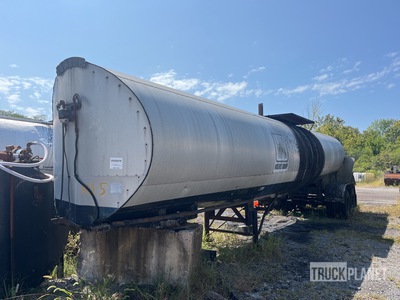 1960 Etnyre T/A 6100 gal Asphalt Tank Trailer