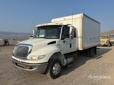 2013 International 4300 4x2 Moving Camion fourgon