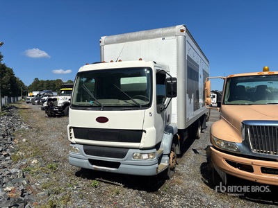 2007 Peterbilt 220 4x2 Furgoneta caja cerrada