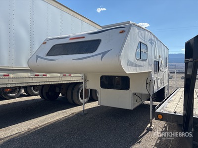 2002 Lance 1121 Truck Camper