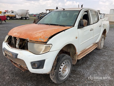 2014 Mitsubishi L200 4x4 Dual Cab Camioneta (INOPERABLE) / Ute (Inoperable)