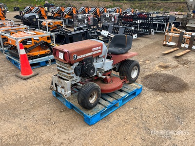 1968 Massey Ferguson MF 7 4x2 Ride-On جزازة العشب (Inoperable)