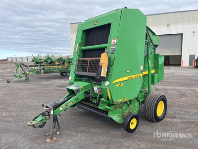 John Deere 468 Round Baler