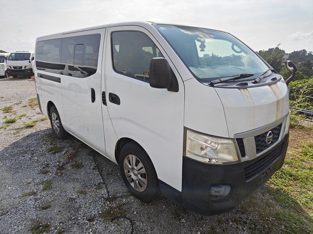 2013 年 Nissan CARAVAN Passenger Van