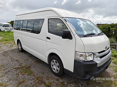 2015 年 Toyota Hiace Passenger Van
