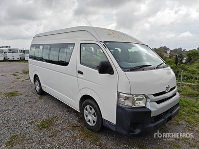 2015 年 Toyota Hiace Passenger Van