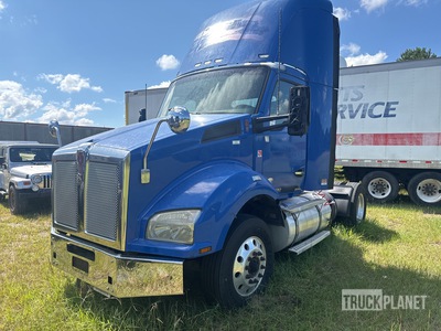 2015 Kenworth T880 4x2 Day Cab Truck Tractor (Inoperable)