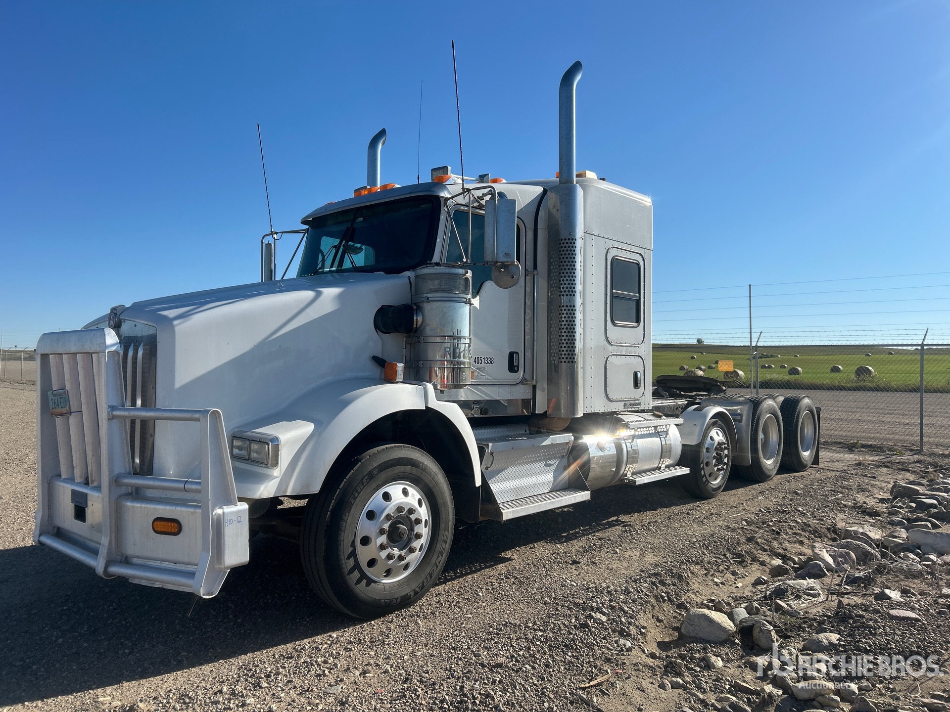 2013 Kenworth T800 Tri/A Sleeper Truck Tractor