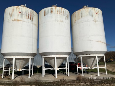 Friesen +/- 1700 bu Hopper Grain Bin