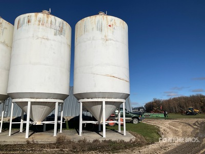 Friesen +/- 1700 bu Hopper Grain Bin