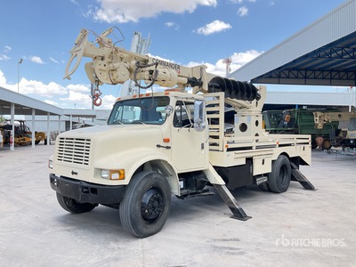 1998 Terex Telelect 4045 on 1999 International 4900 4x2 Camion con Perforadora / Digger Derrick Truck